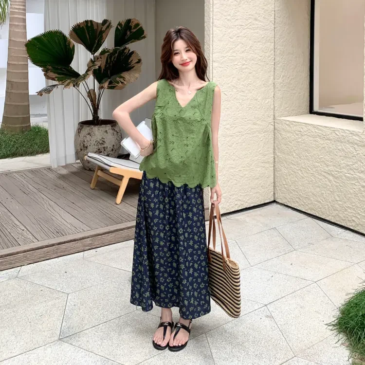 夏季新款韩系小众设计感镂空上衣显瘦碎花半身裙气质减龄洋气套装