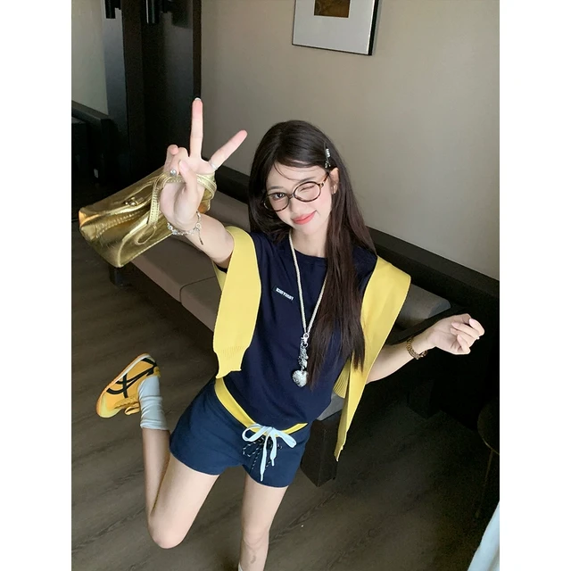 夏日ootd穿搭俏皮活泼高知miu系千金风藏蓝短袖上衣短裤披肩套装