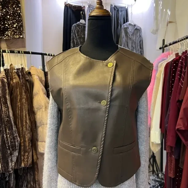 PU皮女士马甲复古不规则设计感无袖坎肩秋季时尚百搭马夹外套