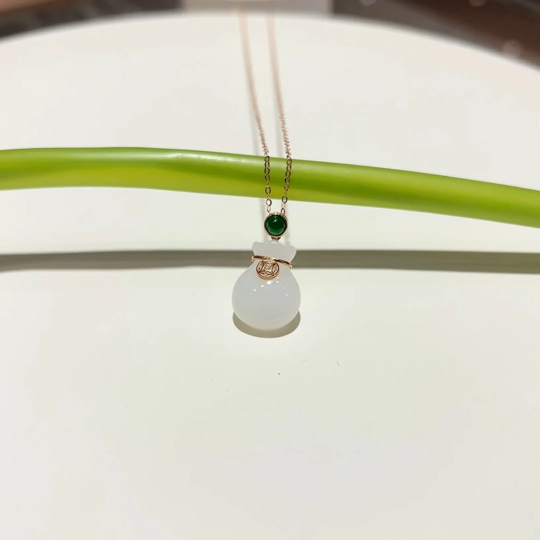 18K金镶嵌天然和田玉福袋吊坠