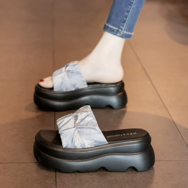 厚底松糕凉拖鞋女夏季外穿2025新款小个子增高软底配裙子沙滩凉鞋