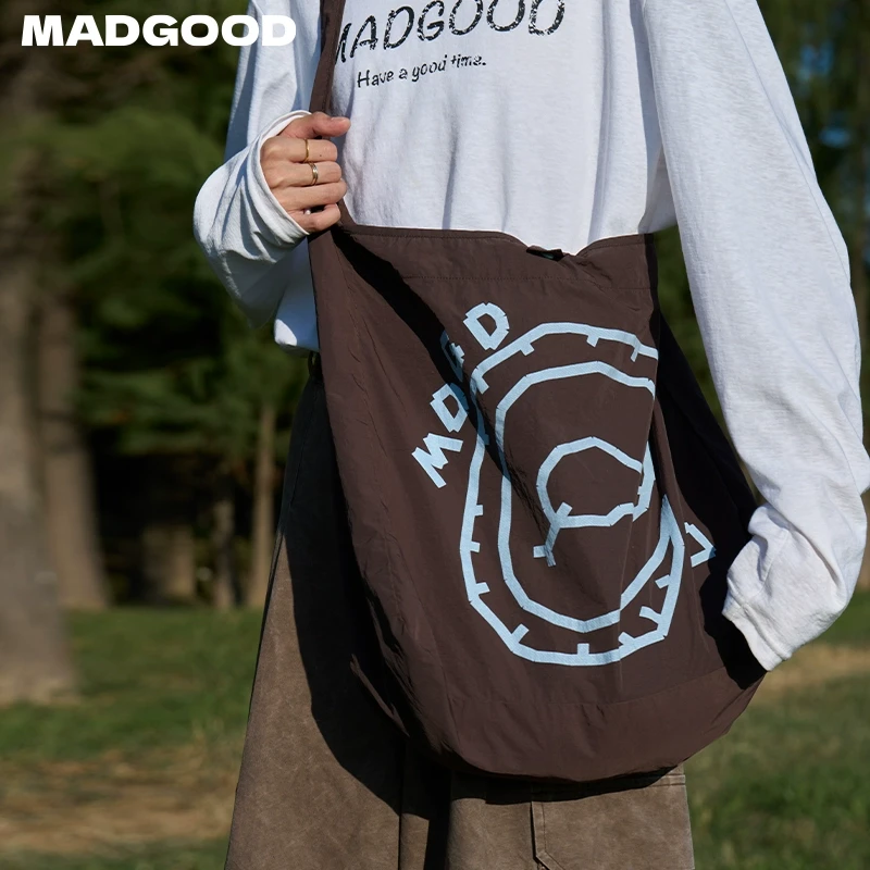 【配饰】madgood马得工地日系休闲新年款小蛇涂鸦斜挎包BB251009