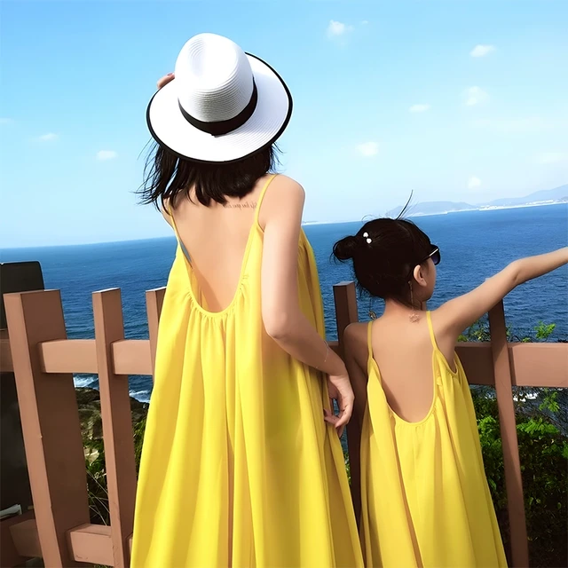 亲子装2025夏季新款潮母女装洋气连衣裙海边度假性感大露背沙滩裙