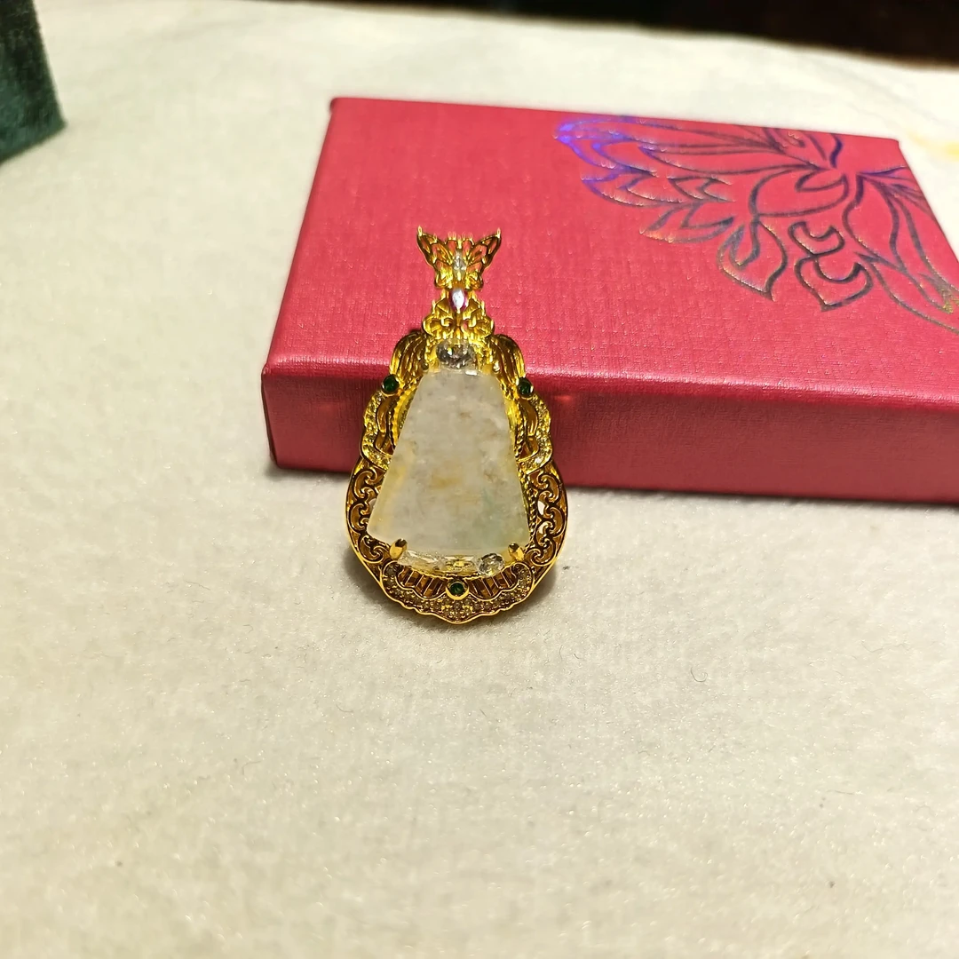 纯天然缅甸翡翠白冰飘绿银镀金无事牌吊坠，面宽17x19mm，时尚大气。