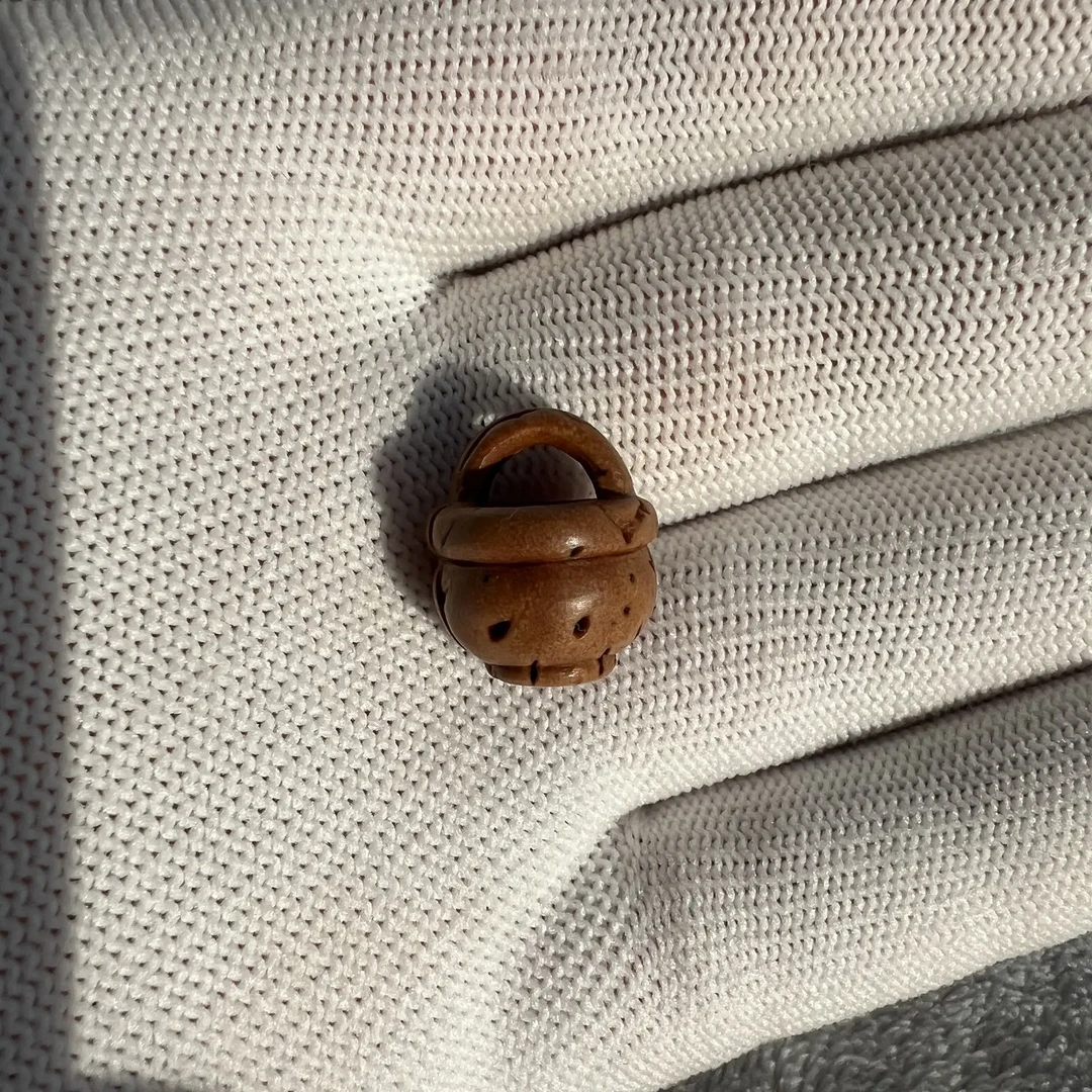 野生苦桃核手工雕刻经典桃篮。婴儿宝宝护身祈福转好运饰品