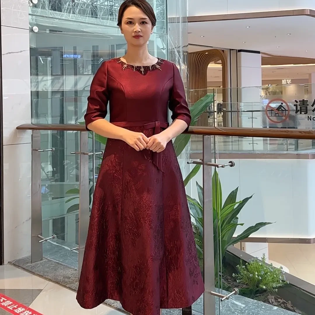 优雅酒红色中长款连衣裙复古刺绣设计高贵气质