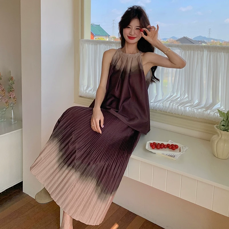 复古慵懒风渐变一整套穿搭女2025夏季新款挂脖上衣百褶半身裙套装