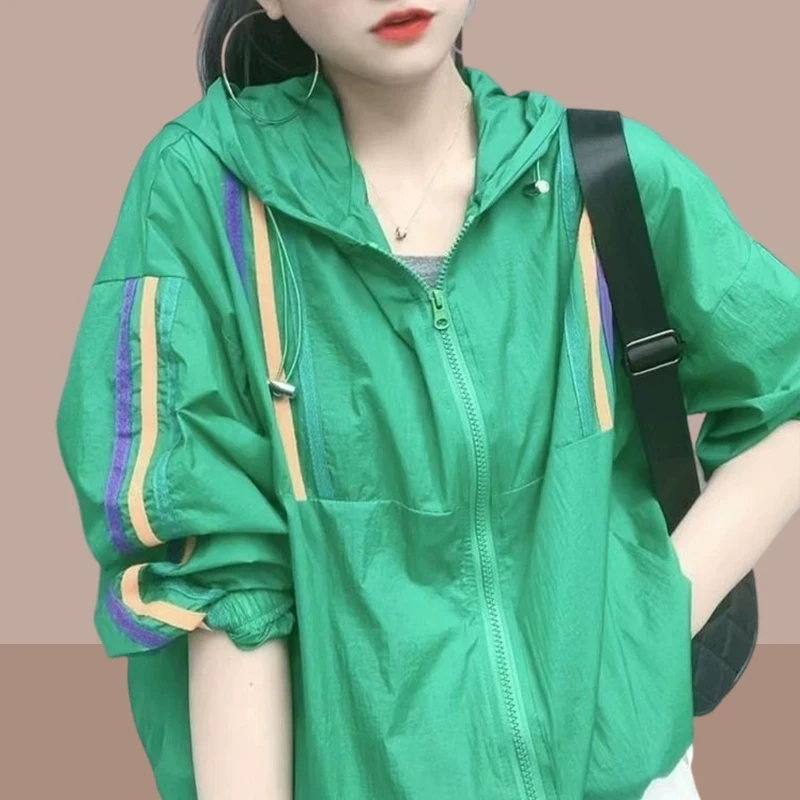 甜美可爱风格衣服2025新款防晒衣薄款户外透气三条杠连帽防晒服外