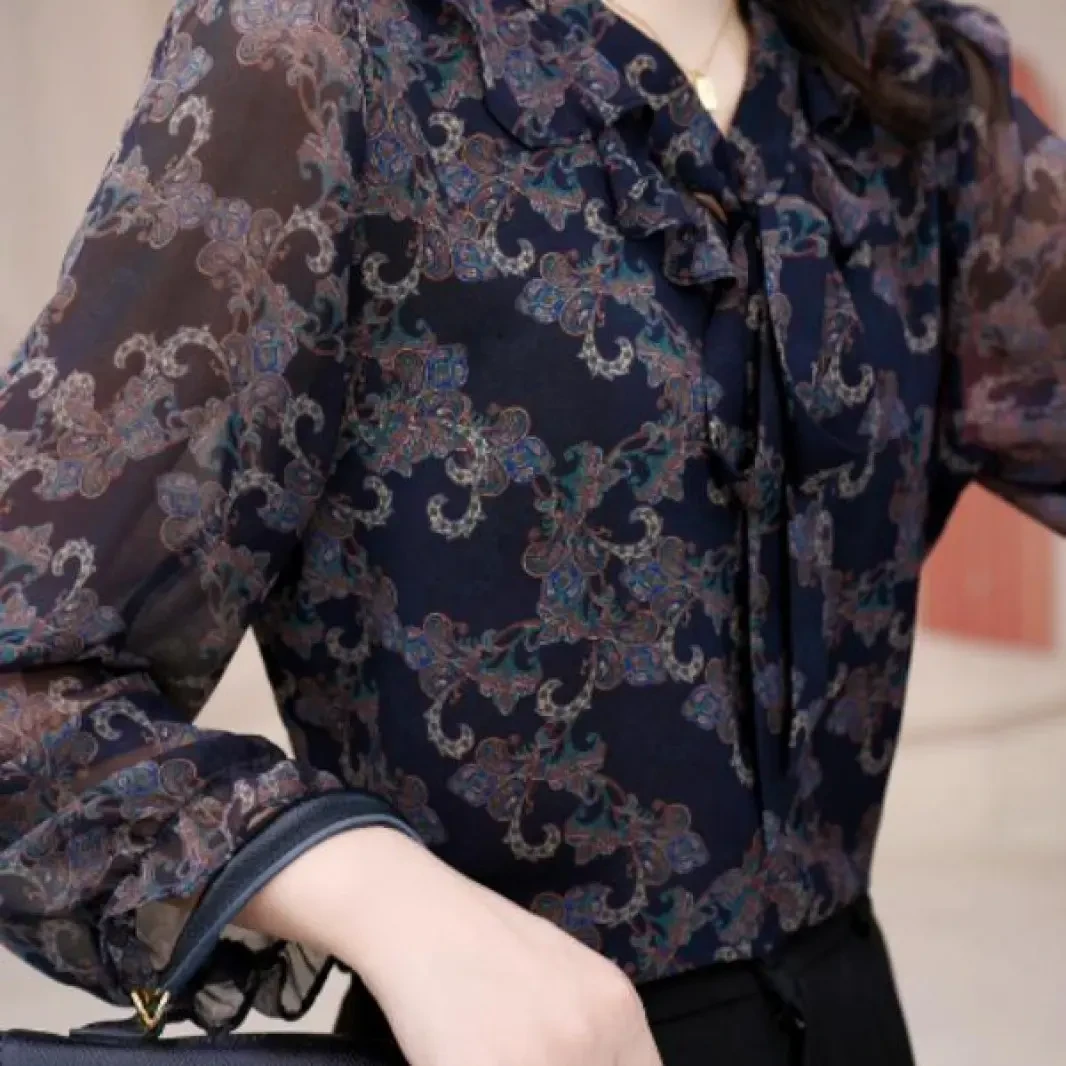 翩若惊鸿高端2025新款V领飘带小衫套头衬衫长袖上衣女打底碎花