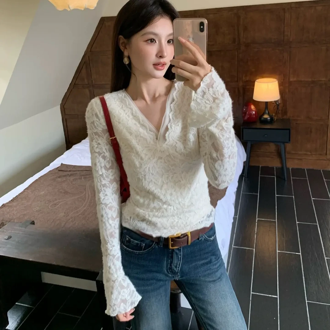 89781秋季加绒法式蕾丝镂空V领拼纱修身显瘦纯欲打底衫