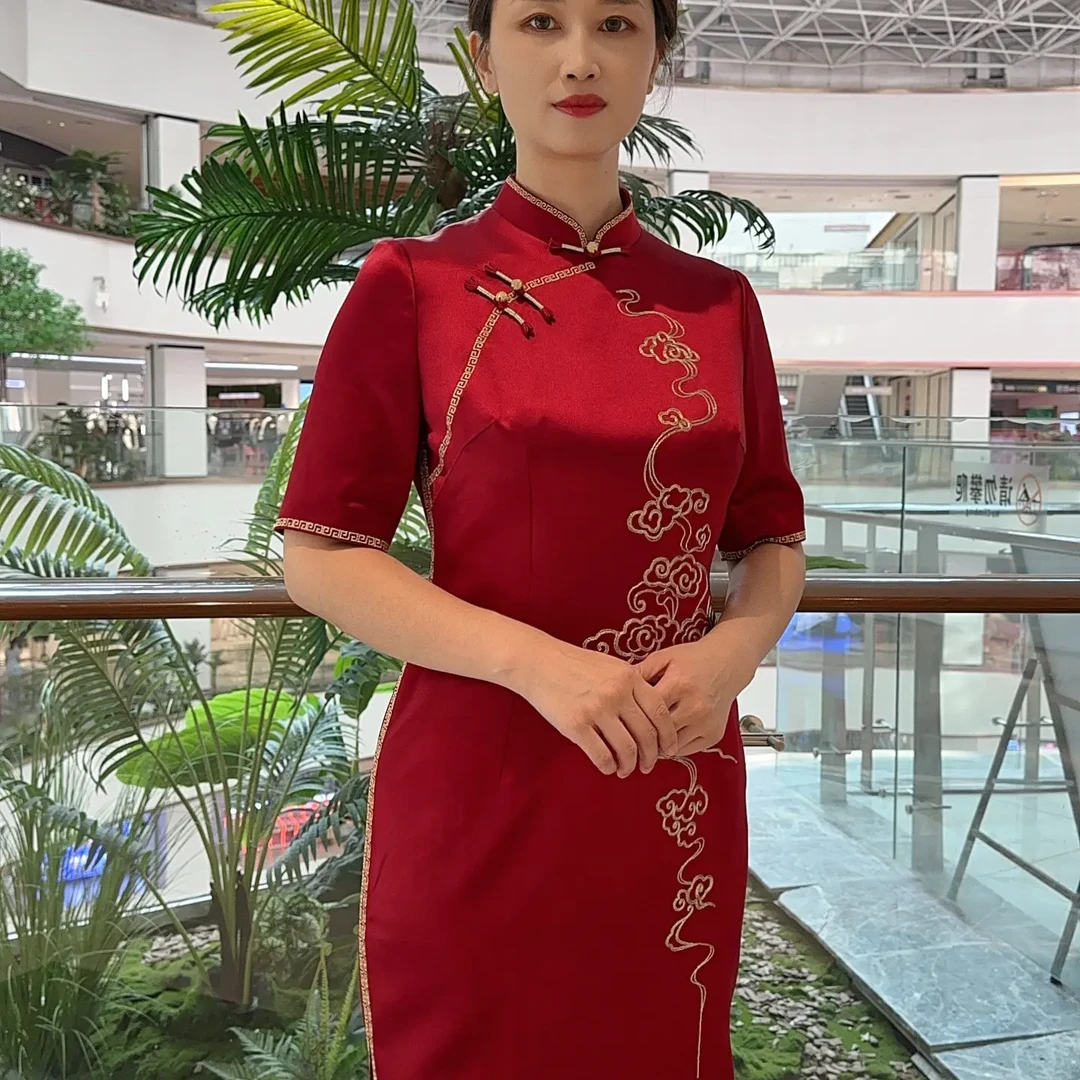 酒红色气质双开衩旗袍华贵大气