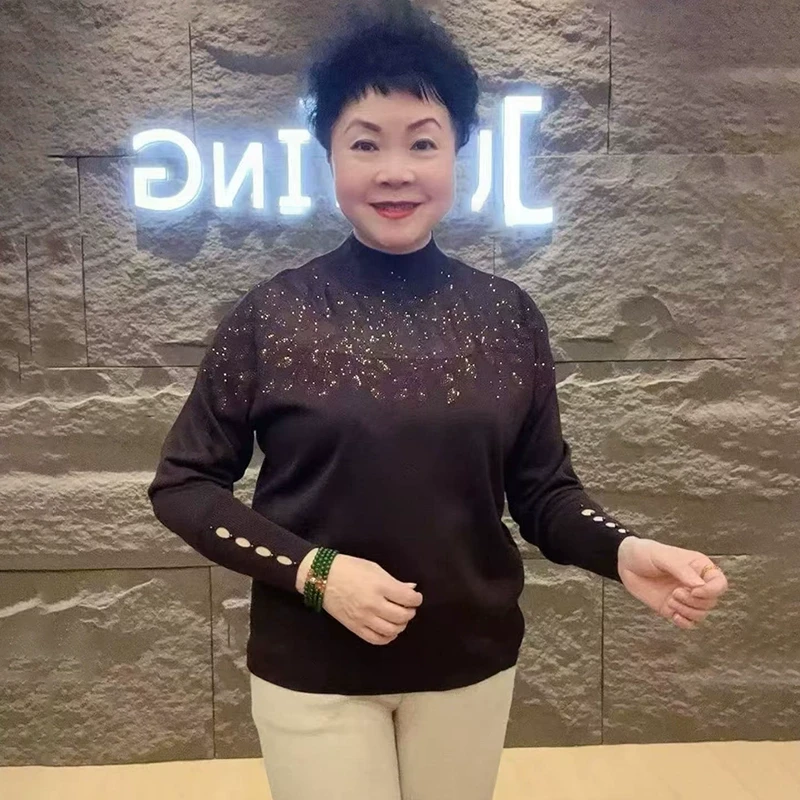言2025春新款中老年妈妈冰麻衫宽松时尚大码纯色减龄重工烫钻毛衣