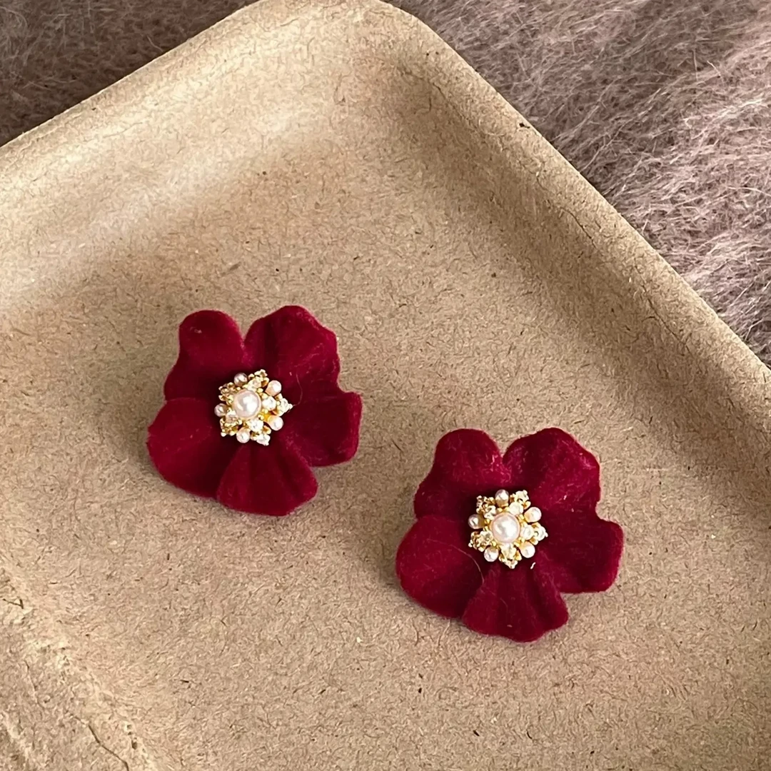 铜合金布艺仿珍珠耳饰 铜合金丝绒花朵（新年）红色百搭耳饰法式