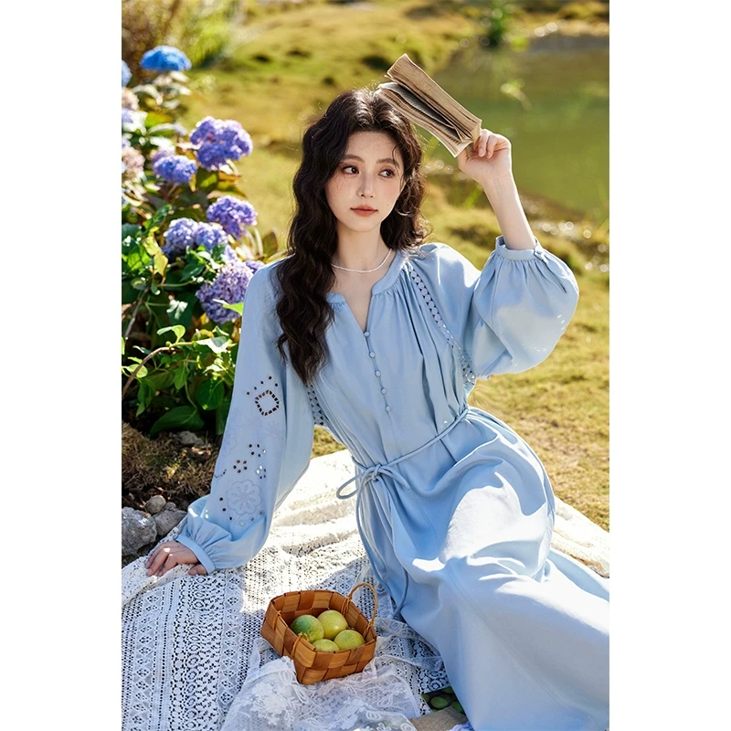 谜秀法式镂空花边连衣裙2025春季新度假风蓝色显瘦宽松沙滩仙女裙