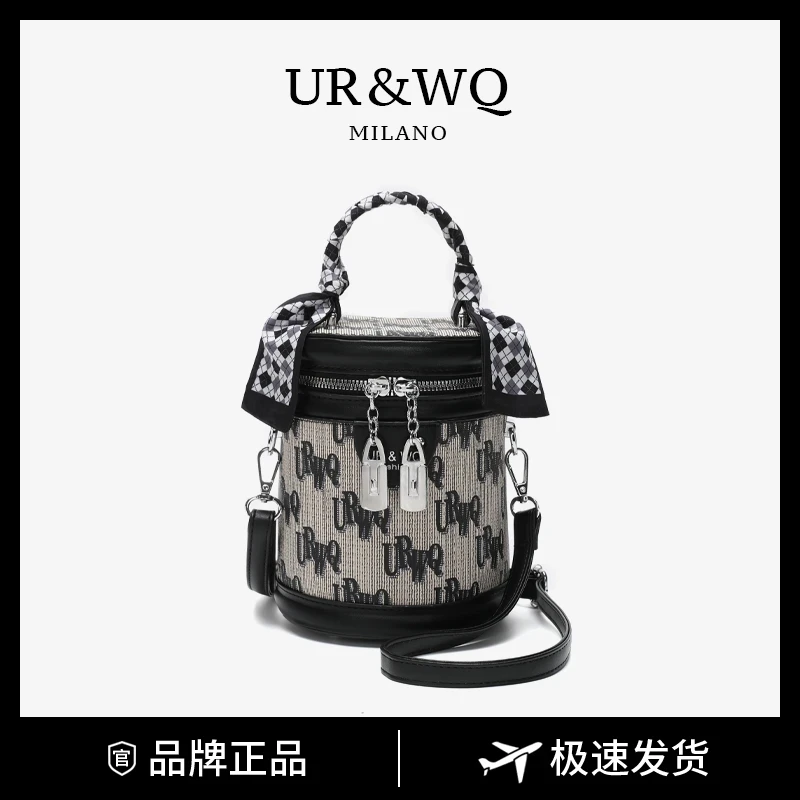 晶BT秋冬新款7012黑色印花（长22高21厚12）笔筒包时尚百搭手提