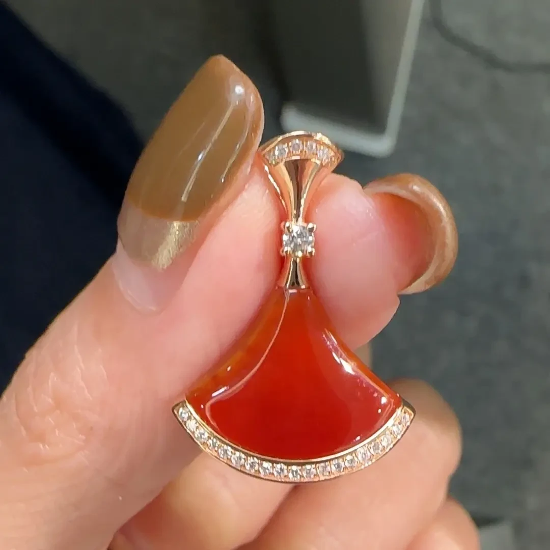 正品18K金钻石裙子吊坠