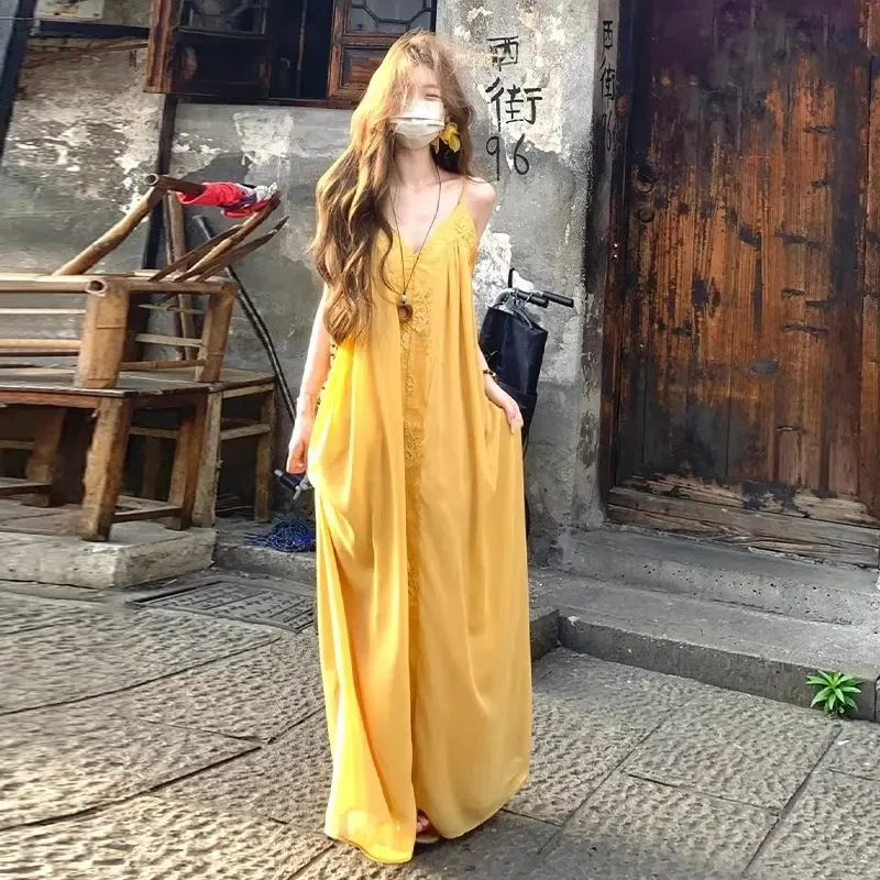 法式黄色吊带连衣裙子女夏季2025新款爆款小个子绝美度假露背长裙