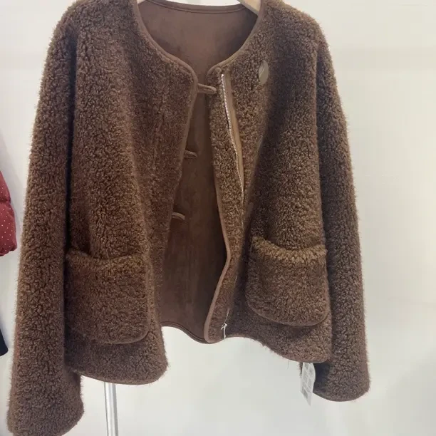 圆领小香风女短款冬季时尚气质加厚保暖羊羔毛外套