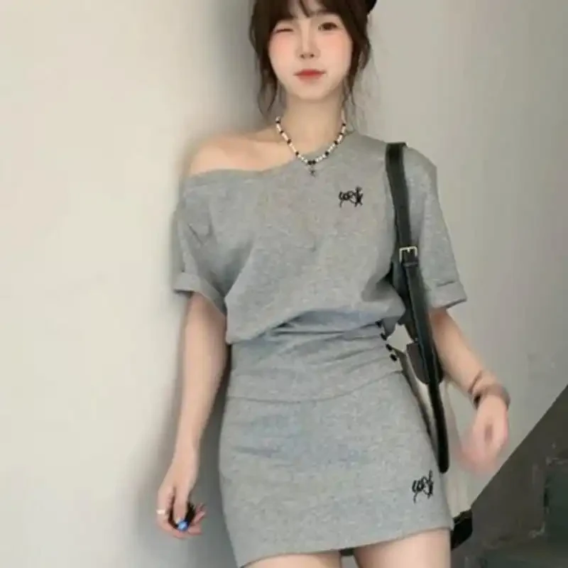 韩系套装学院风穿搭套装女夏季慵懒露肩短袖上衣+显瘦短裙一整套