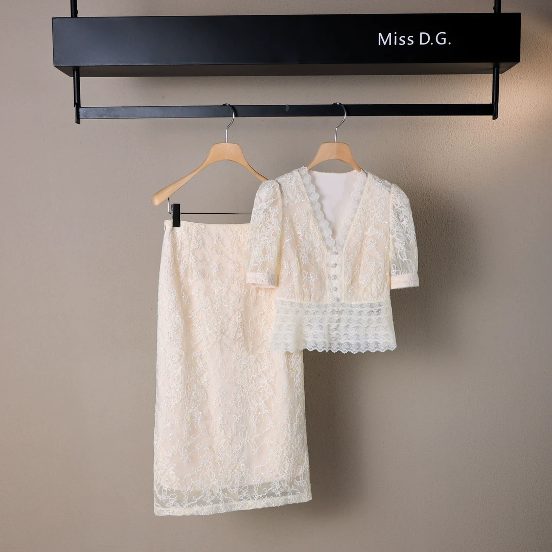 Miss DG 2025夏季新款法式两件套女V领蕾丝短袖显瘦半身裙XW612