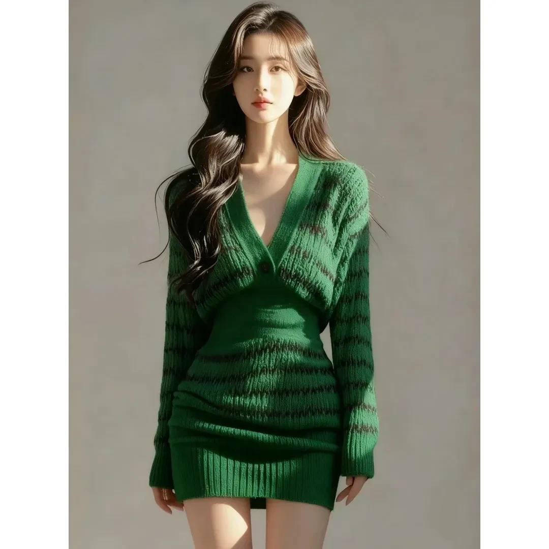 秋冬慵懒氛围感辣妹风绿色V领长袖收腰包臀条纹针织设计感连衣裙