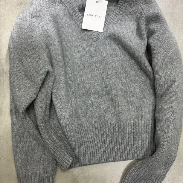 灰色V领针织衫女秋冬慵懒风宽松极简软糯百搭显瘦内搭毛衣