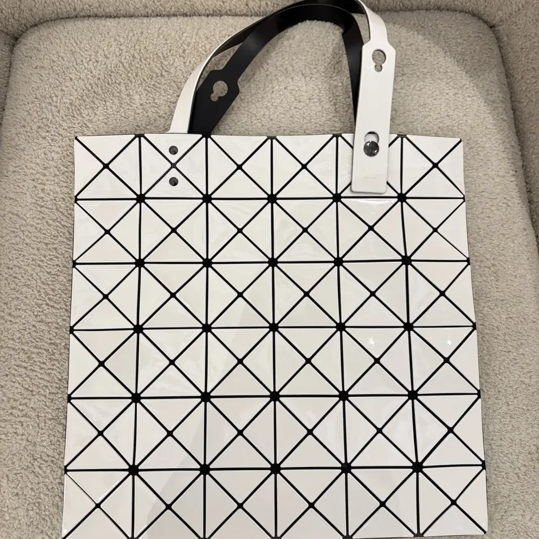 99新 Issey Miyake/三宅一生 N1416 三宅一生奶茶色六格亮面单肩