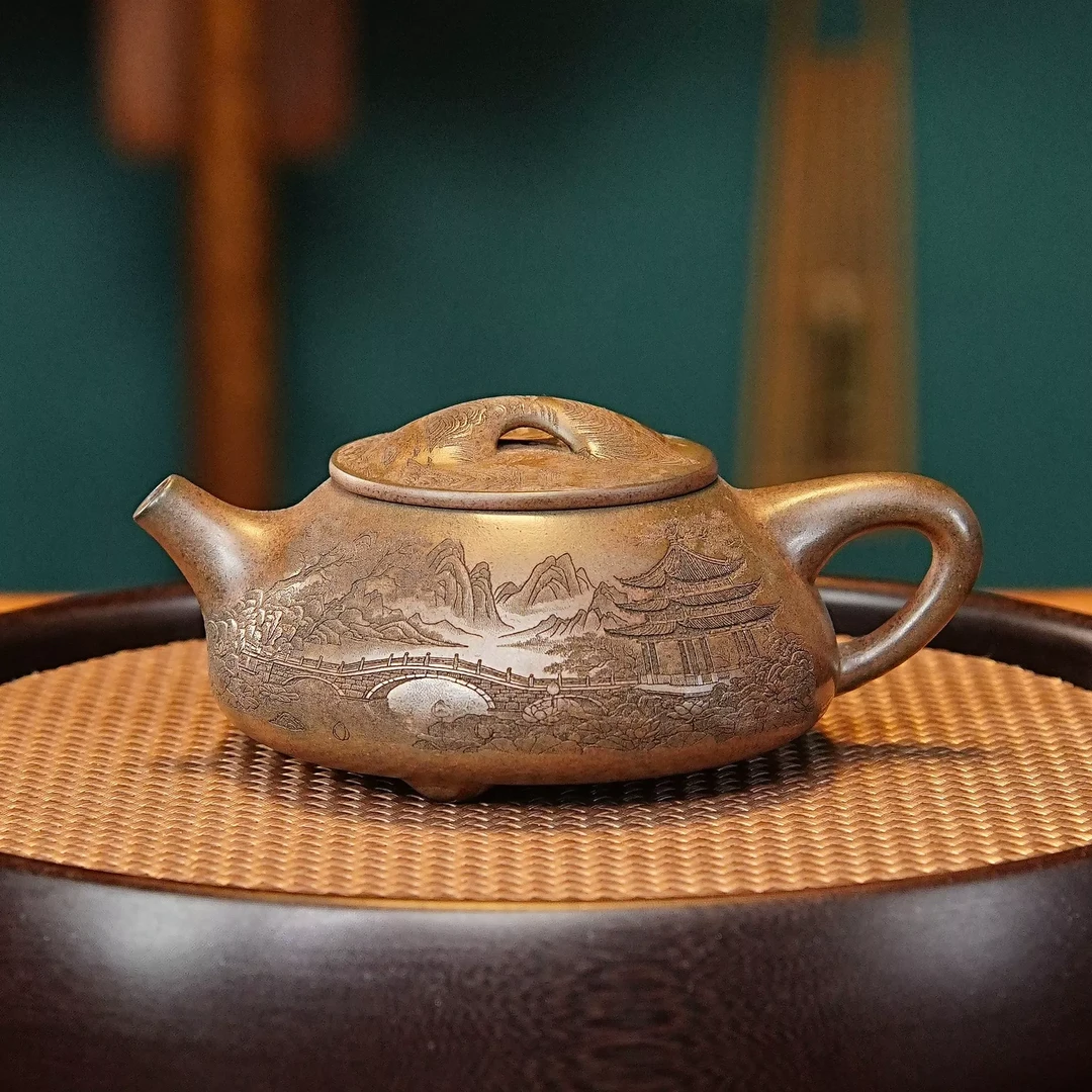 宜兴紫砂茶具 原矿龙背青泥料柴烧刻绘山水楼阁景州石瓢紫砂壶