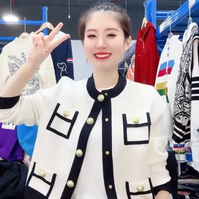 《妞妞镇店之宝》新款复古拼接圆领修身针织开衫112845-白色