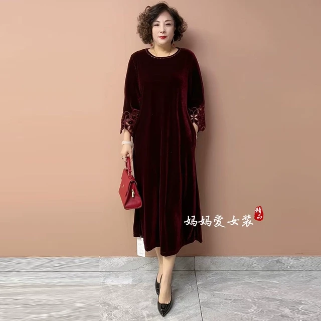 高端妈妈秋冬新款圆领刺绣洋气连衣裙丝绒宽松大码遮肉过膝打底裙