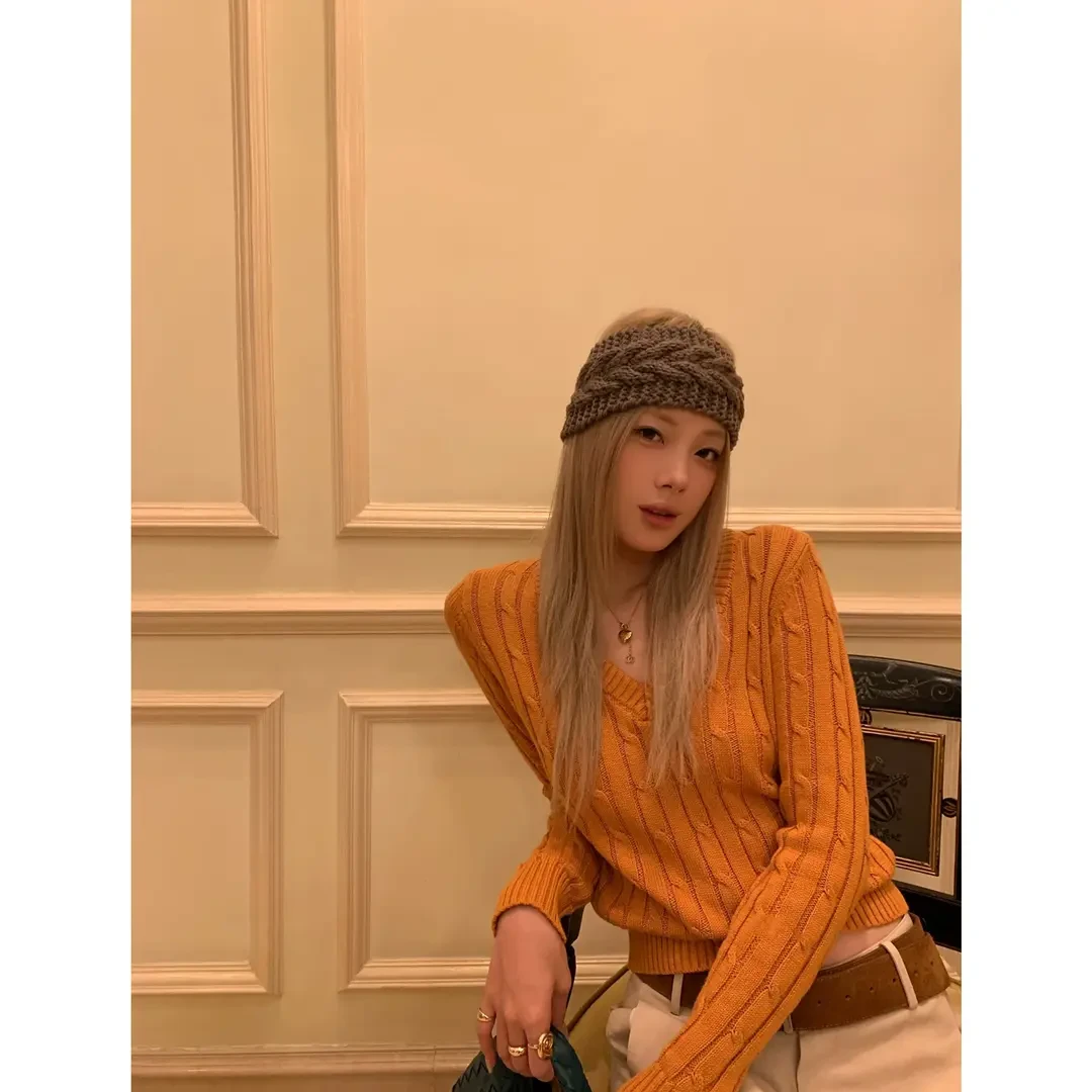 清冷系禅意衣服女秋冬季2025新款韩系时尚气质针织衫橘色V领毛衣