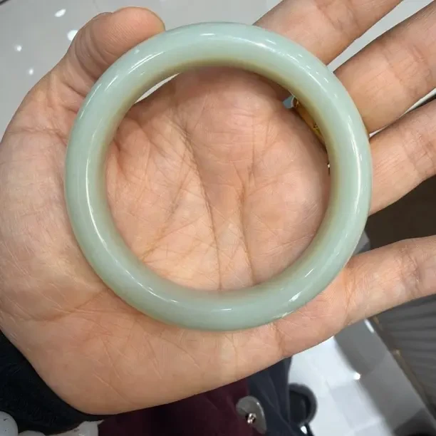 和田玉手镯且末奶蓝