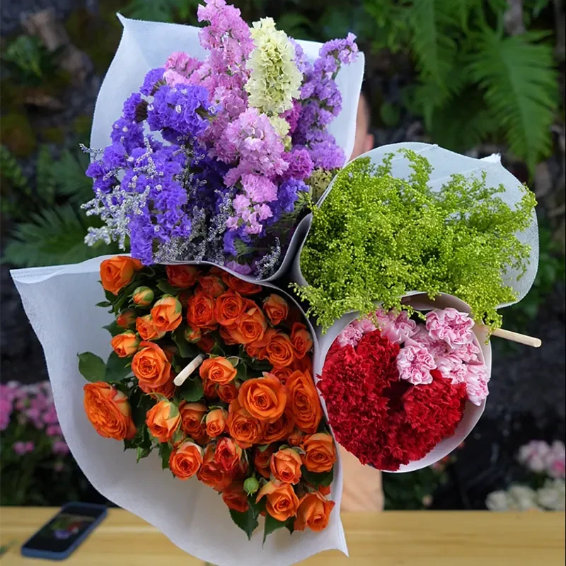 康乃馨红粉10支 勿忘我10支 多头橙芭比3支 配草5支