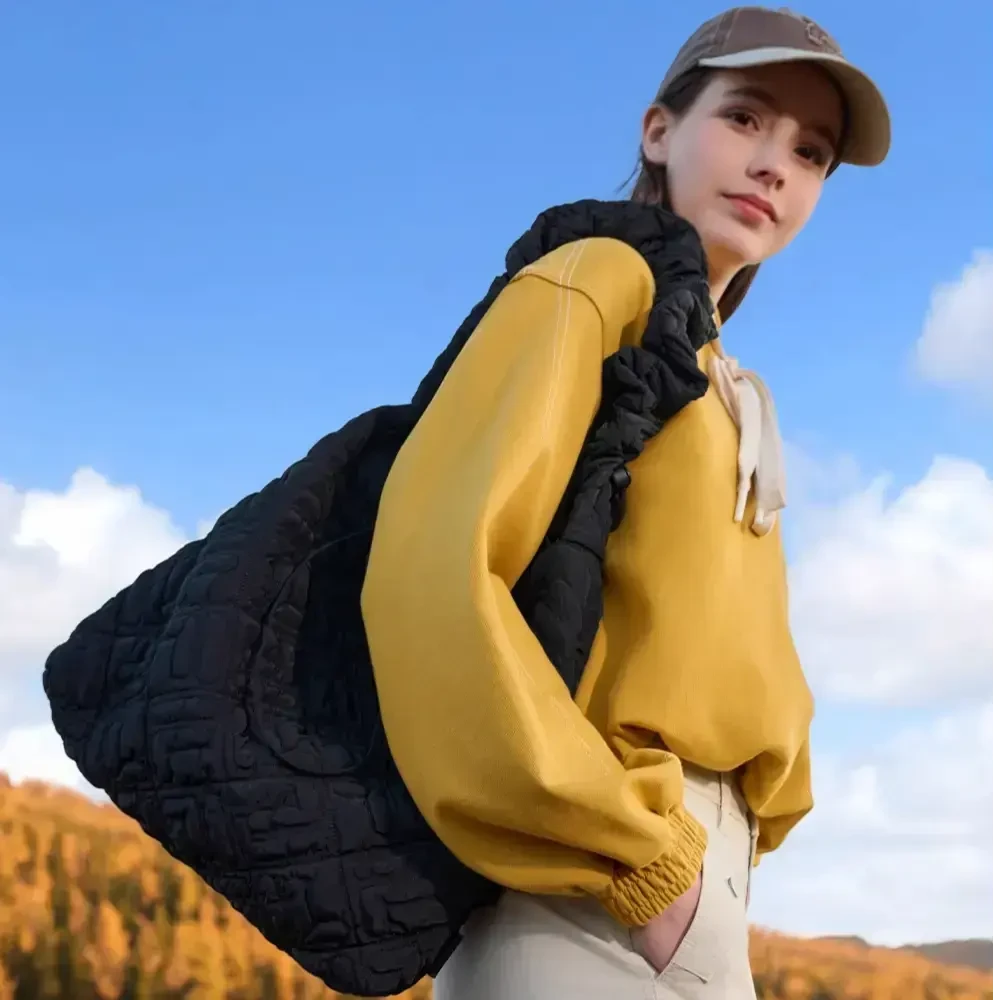 FUSION斐乐泡芙包挎包女2025春季新款斜挎包褶皱单肩包舒服穿搭