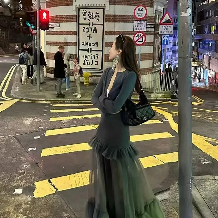 优雅深灰色长袖连衣裙梦幻荷叶边裙摆设计