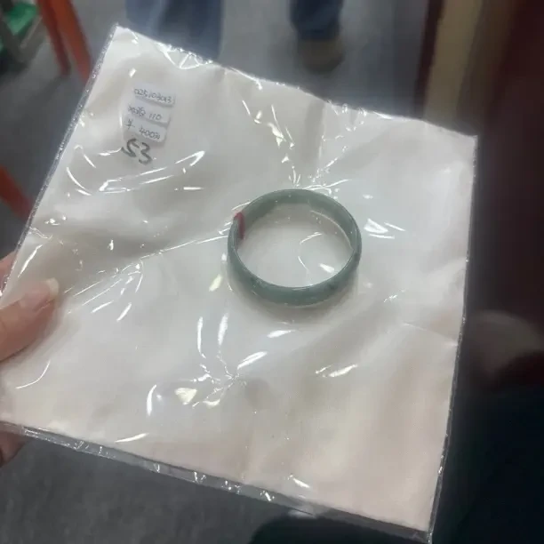 天然玉女款浅绿纯玉镯色镯子带包邮