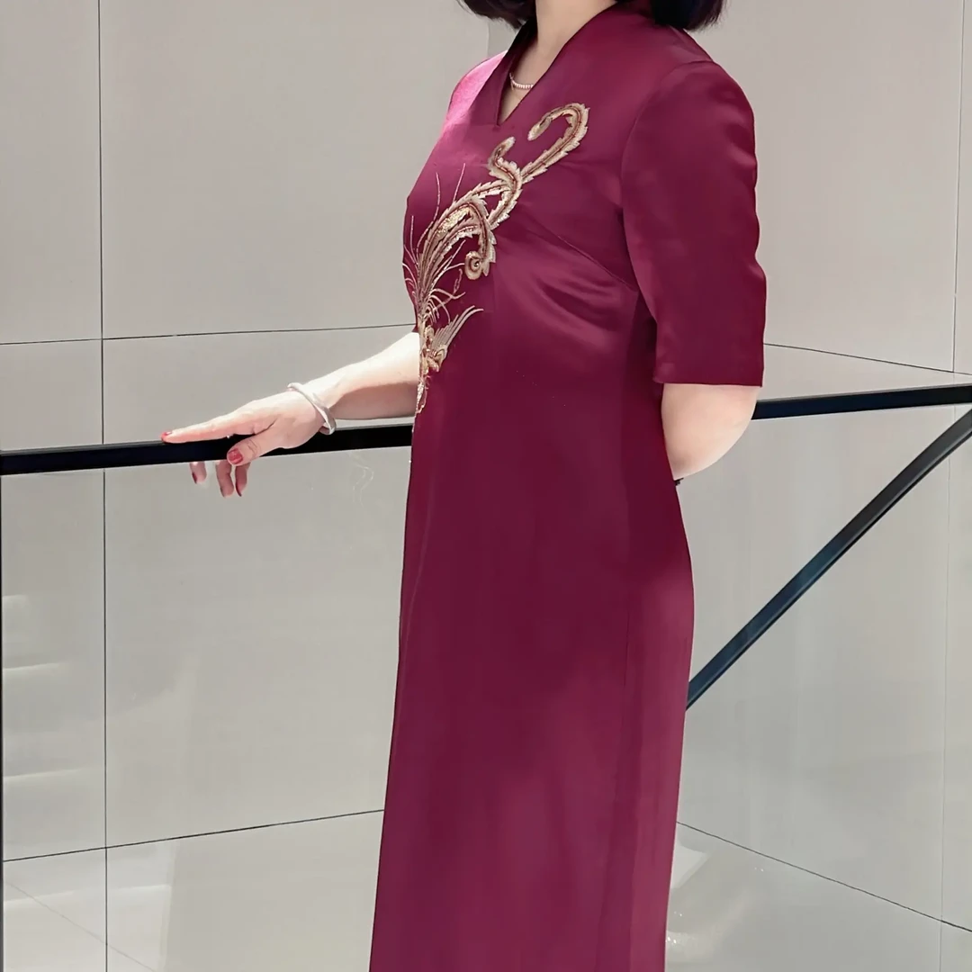 v领改良版刺绣旗袍裙