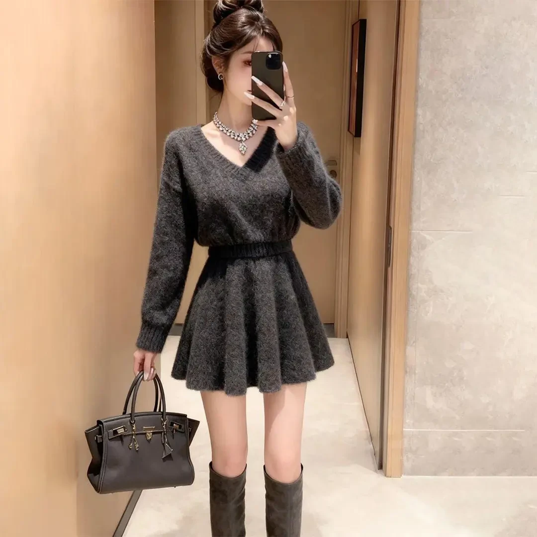 灰色V领长袖针织连衣裙子女冬季2025新款气质内搭加厚毛衣裙短裙