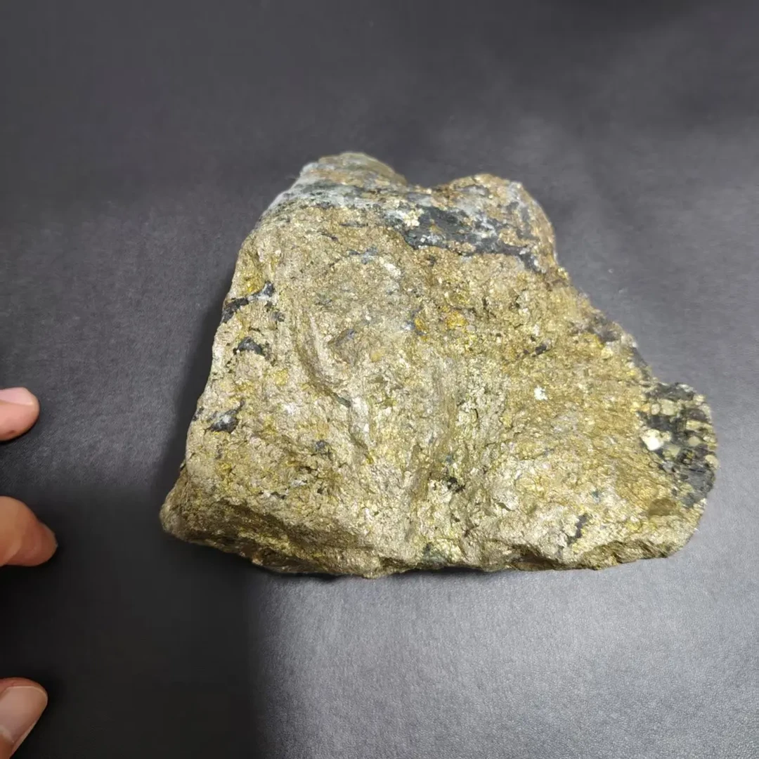 整块带底座天然金矿石摆件