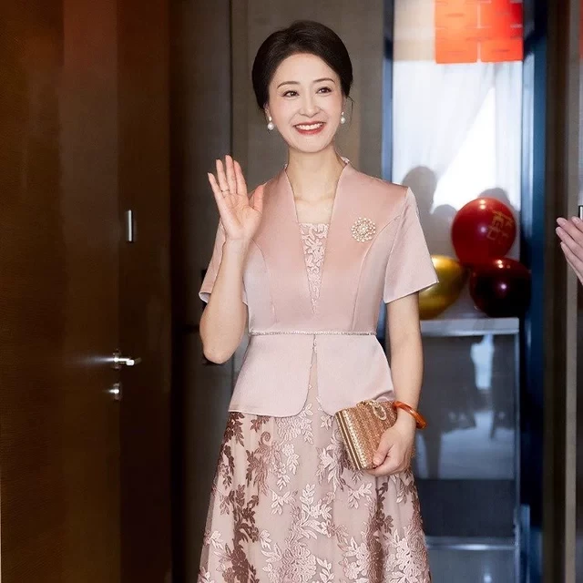 高端妈妈婚宴礼服年轻2025新款春季高贵旗袍订婚礼服平时可穿粉色