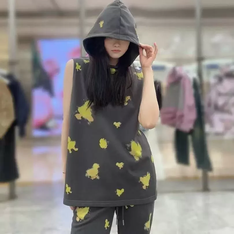 丫丫亲妈2025春季新款“I”鸭印花休闲微喇裤长裤连帽卫衣背心女