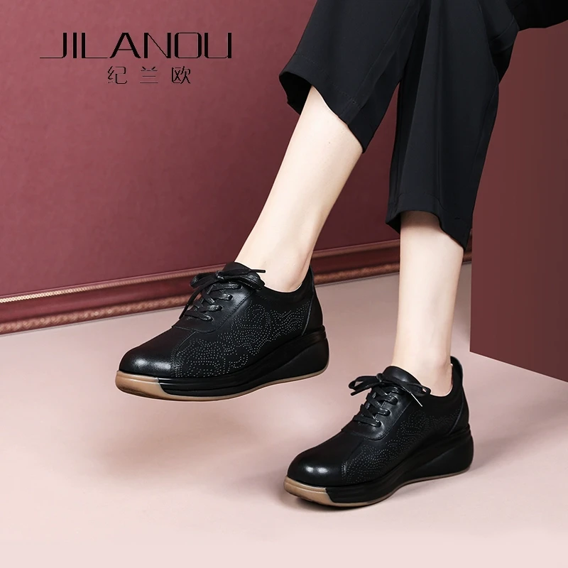 黑色厚底女鞋2025年春新款女士休闲鞋舒适软底软面妈妈鞋真皮单鞋