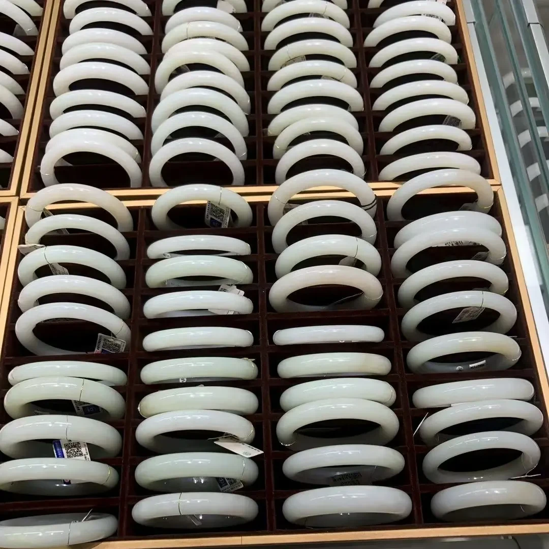 和田玉手镯且末料纯天然玉石多样化一物一拍