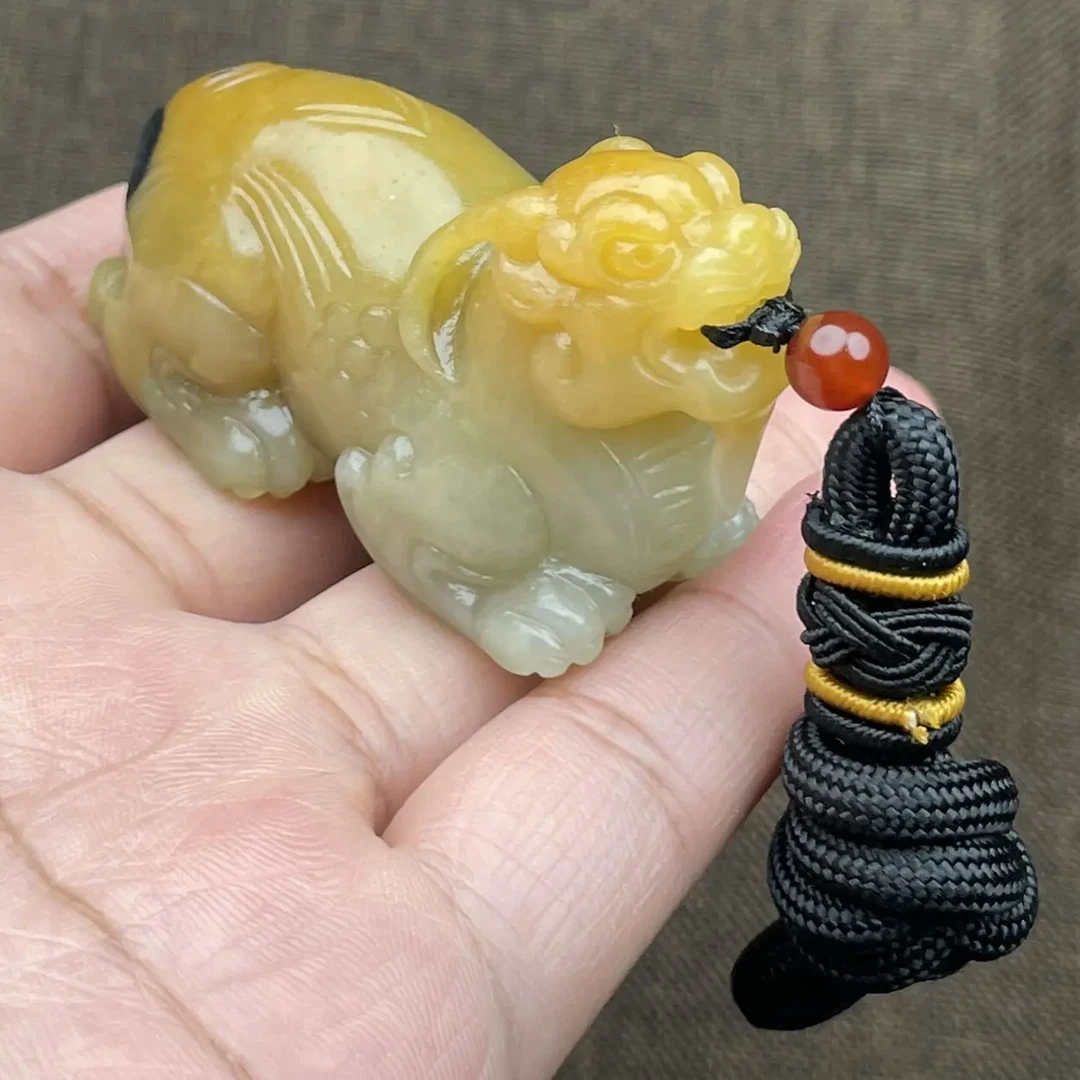 新疆和田玉黄沁貔貅把件