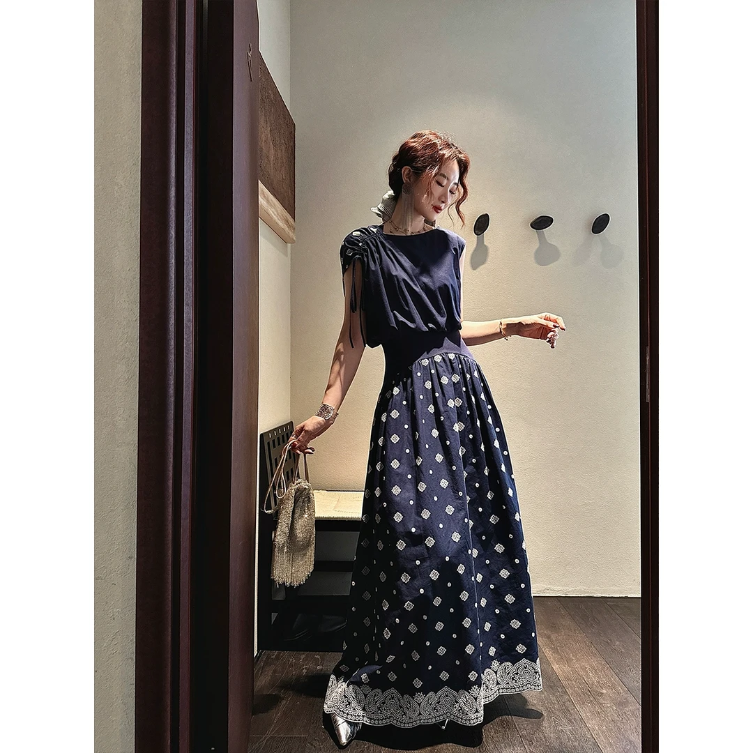三吉黑花【玲川】刺绣连衣裙子2025新款今年流行独特漂亮掐腰裙潮