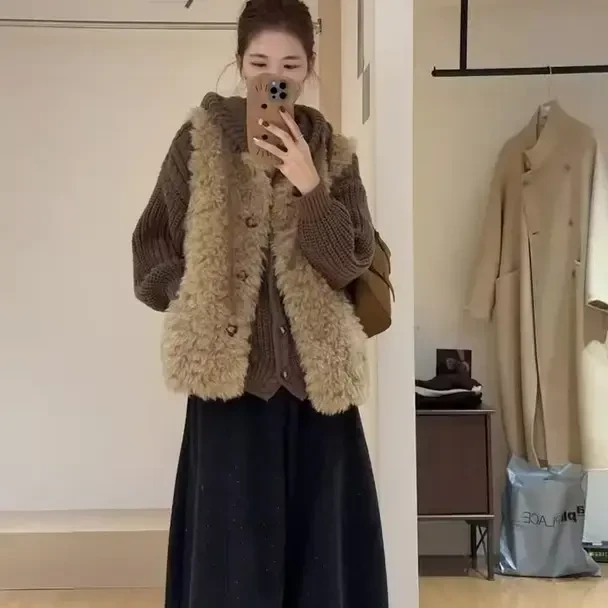 2025秋冬新款松弛感咖色连帽毛衣毛毛马甲搭配阔腿裤时尚三件套女