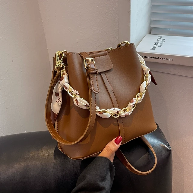 春季质感小包包女2025新款时尚复古女包休闲单肩包百搭斜挎水桶包