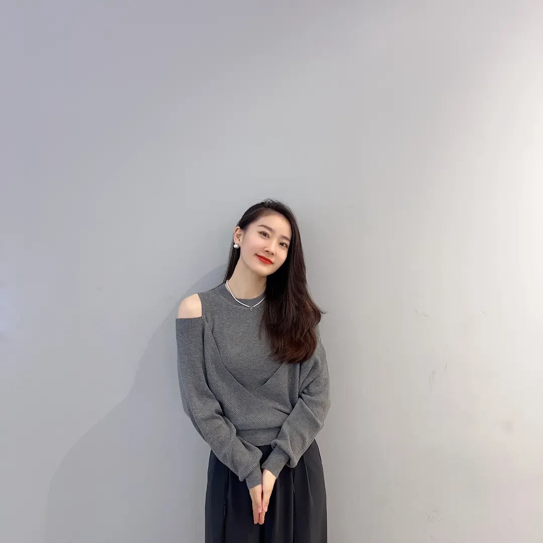 设计感露肩针织衫秋装时尚新款女装圆领交叉拼接针织毛衣打底上衣