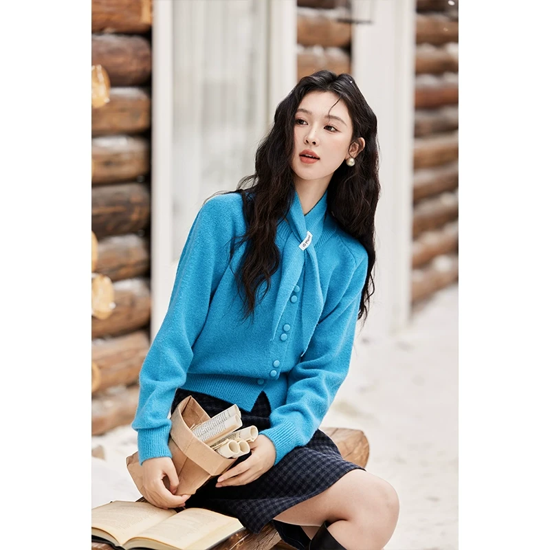 谜秀毛衣外套女2024秋冬新款女装设计感温柔针织开衫短款围巾上衣