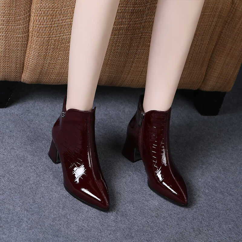 断码特2025秋冬季新款漆皮小短靴女中跟真皮高跟鞋尖头马丁靴粗跟